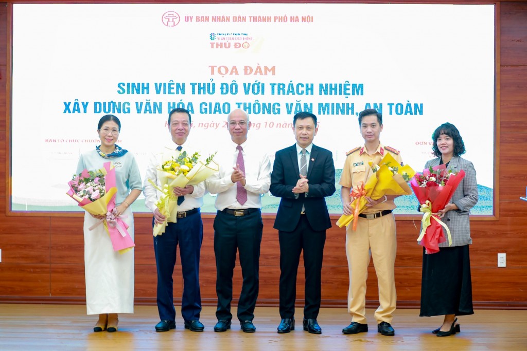 Mỗi sinh viên là một tuyên truyền viên về văn hoá giao thông văn minh Mỗi sinh viên là một tuyên truyền viên về văn hoá giao thông văn minh