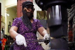 Tay quai, tay búa “giữ hồn” làng nghề Đa Sỹ