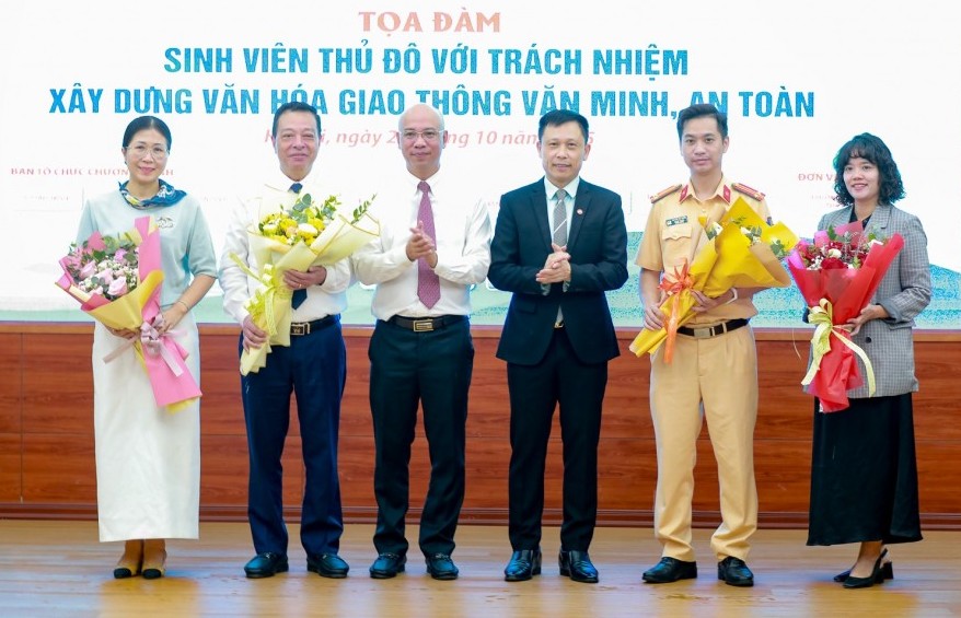Sinh viên Thủ đô xây dựng văn hóa giao thông văn minh, an toàn
