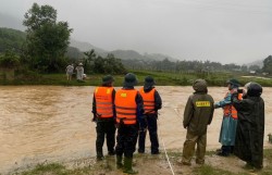 Lực lượng chức năng nỗ lực tiếp cận người dân đang bị nước lũ cô lập