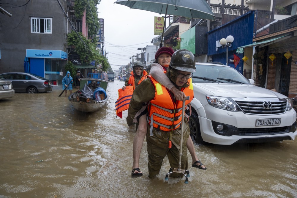 Các lực lượng chức năng và Nhân dân trong thành phố đang nỗ lực khắc phục hậu quả thiên tai, giúp đỡ bà con vùng bị ngập lụt sớm ổn định cuộc sống