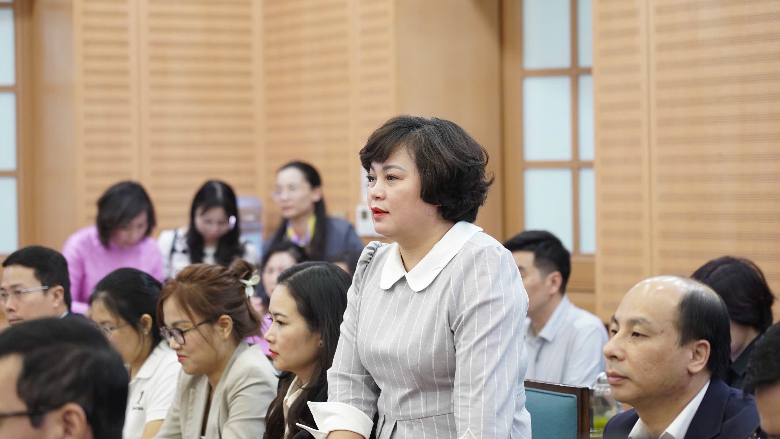 Đại diện các cơ quan, đơn vị, doanh nghiệp nêu ý kiến về việc ủng hộ Quỹ ''Vì người nghèo'' TP Hà Nội Đại diện các cơ quan, đơn vị, doanh nghiệp nêu ý kiến về việc ủng hộ Quỹ ''Vì người nghèo'' TP Hà Nội