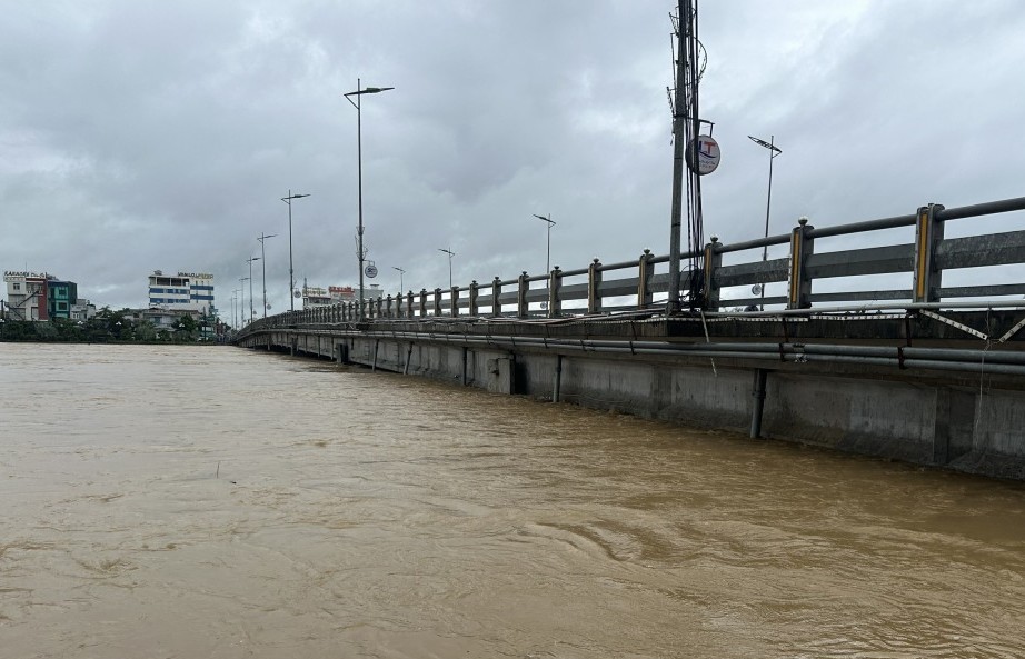 Nước lũ dâng chạm dầm cầu Châu Ổ