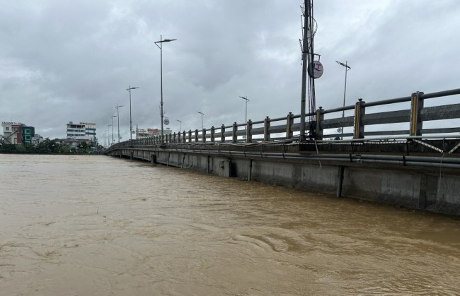 Nước lũ dâng chạm dầm cầu Châu Ổ