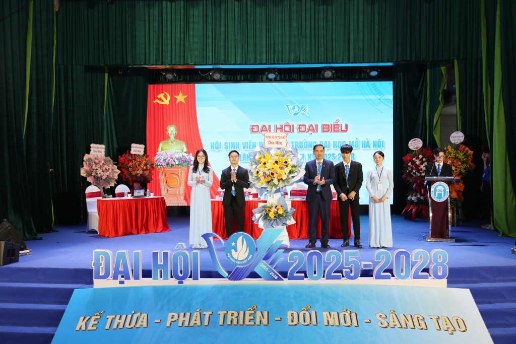 Đại diện lãnh đạo Trường Đại học Mở Hà Nội tặng hoa Đại hội Đại diện lãnh đạo Trường Đại học Mở Hà Nội tặng hoa Đại hội
