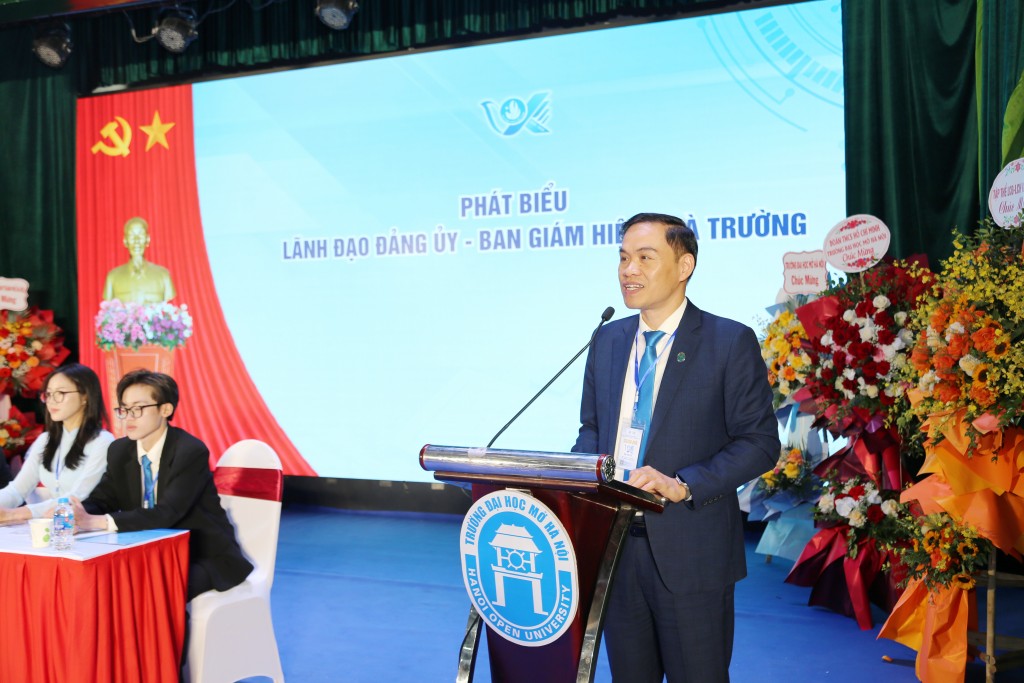 PGS TS Dương Thăng Long – Bí thư Đảng uỷ, Phó Hiệu trưởng phát biểu tại chương trình PGS TS Dương Thăng Long – Bí thư Đảng uỷ, Phó Hiệu trưởng phát biểu tại chương trình