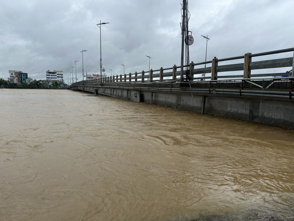 Nước lũ dâng chạm dầm cầu Châu Ổ Nước lũ dâng chạm dầm cầu Châu Ổ