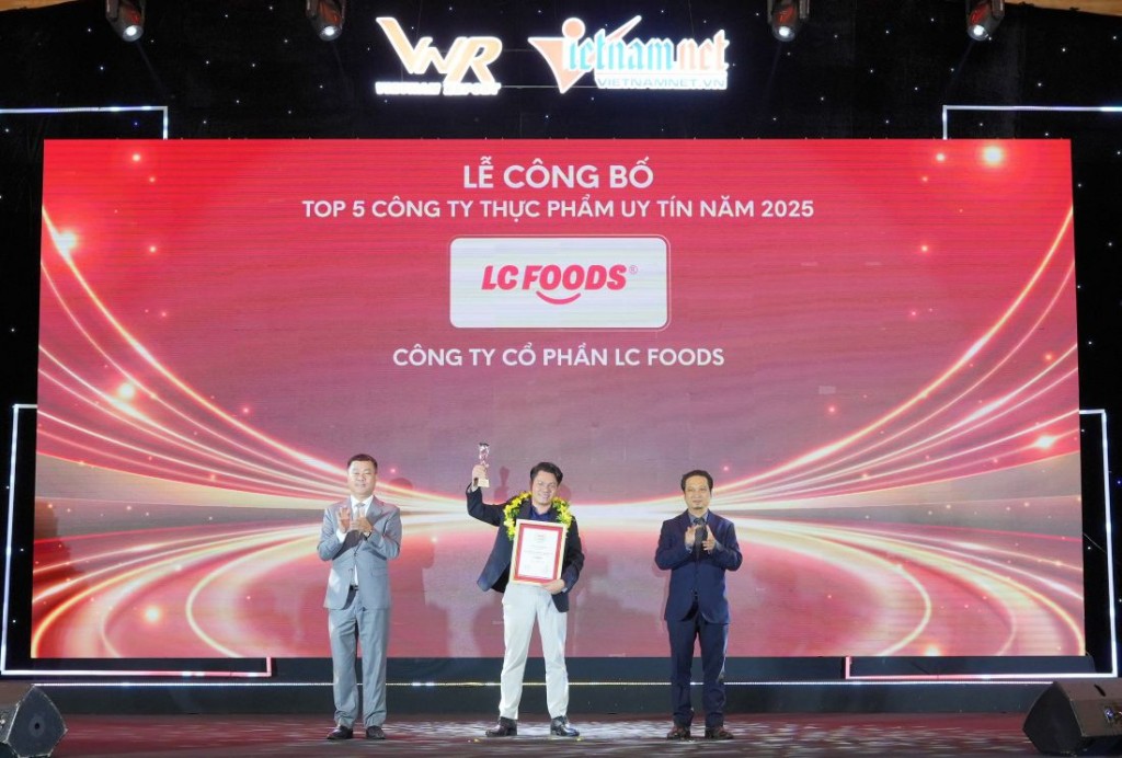 Ông Lê Văn Sơn - Phó Tổng Giám đốc thường trực Công ty CP LC Foods nhận vinh danh top 5 Thực phẩm uy tín  - Ngành Thực phẩm chế biến sẵn ngày 28.10.2025. Ảnh: Vietnam Report Ông Lê Văn Sơn - Phó Tổng Giám đốc thường trực Công ty CP LC Foods nhận vinh danh top 5 Thực phẩm uy tín  - Ngành Thực phẩm chế biến sẵn ngày 28.10.2025. Ảnh: Vietnam Report