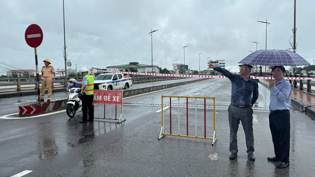 Nước lũ dâng chạm dầm cầu Châu Ổ Nước lũ dâng chạm dầm cầu Châu Ổ