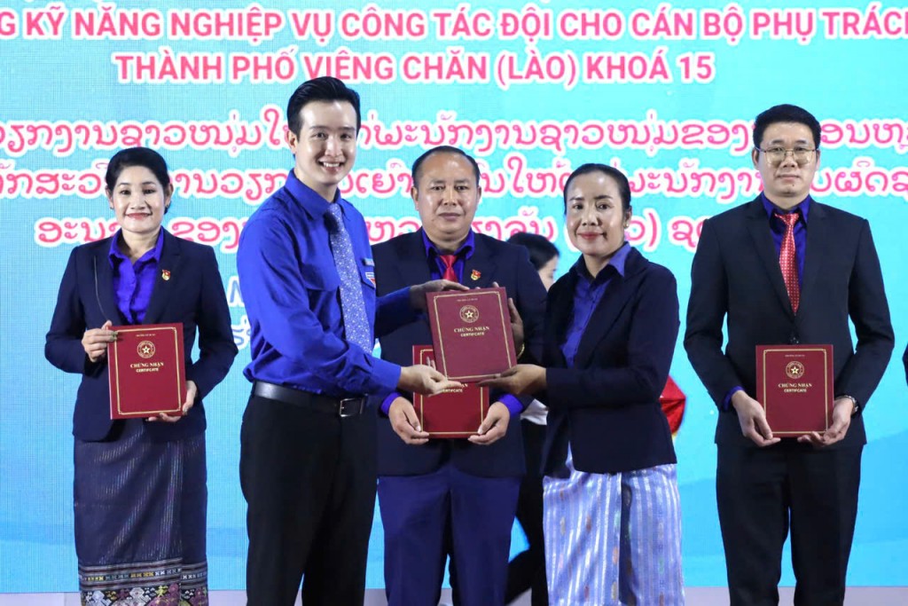 Đồng chí Đào Đức Việt biểu dương và chúc mừng những kết quả mà các bạn học viên đã đạt được Đồng chí Đào Đức Việt biểu dương và chúc mừng những kết quả mà các bạn học viên đã đạt được