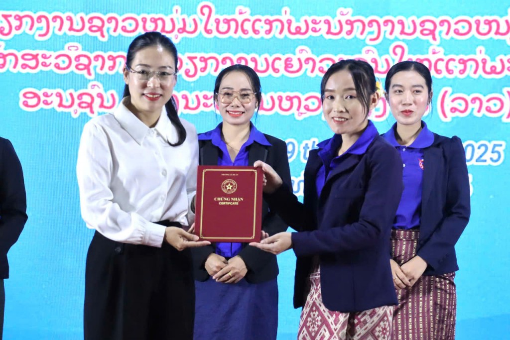 Đồng chí Nguyễn Thị Mai Hương, Hiệu trưởng trường Lê Duẩn trao Chứng nhận khoá học cho các học viên Đồng chí Nguyễn Thị Mai Hương, Hiệu trưởng trường Lê Duẩn trao Chứng nhận khoá học cho các học viên