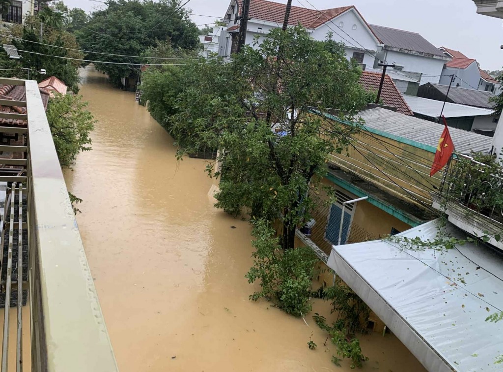 Tại thành phố Huế, nước lũ trên các sông đang xuống nhưng vẫn còn ở mức xấp xỉ báo động 3, nhiều khu vực vẫn còn ngập sâu  Tại thành phố Huế, nước lũ trên các sông đang xuống nhưng vẫn còn ở mức xấp xỉ báo động 3, nhiều khu vực vẫn còn ngập sâu