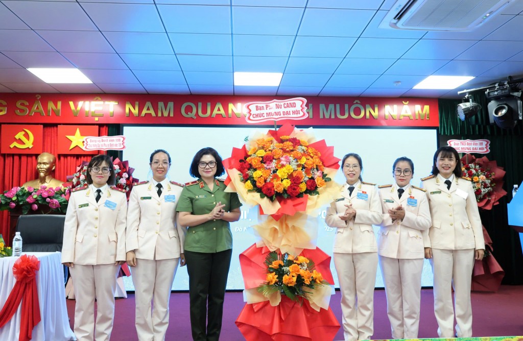 Thiếu tướng Ngô Hoài Thu, Phó Cục trưởng Cục Công tác Chính trị, Trưởng ban Phụ nữ Công an Nhân dân tặng hoa chúc mừng Đại hội đại biểu Hội phụ nữ Bệnh viện 199 lần thứ VI, nhiệm kỳ 2025-2030