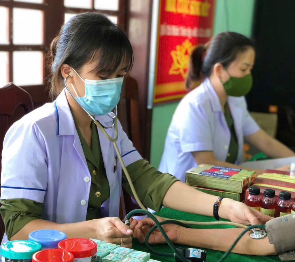 Hội Phụ nữ Bệnh viện 199 đã tổ chức 10 đoàn khám, cấp thuốc miễn phí cho trên 2.000 người dân vùng khó khăn