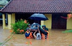 Lực lượng vũ trang vượt lũ tiếp tế lương thực cho người dân