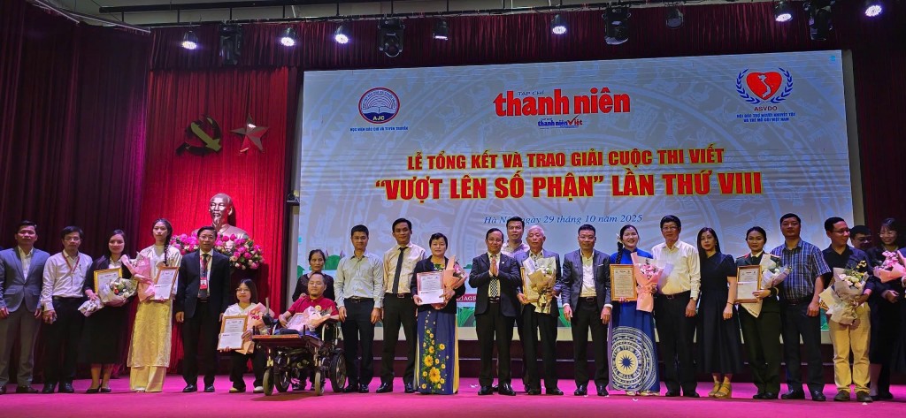 “Chuyện của Châu” giành giải Đặc biệt Cuộc thi viết “Vượt lên số phận” lần thứ VIII “Chuyện của Châu” giành giải Đặc biệt Cuộc thi viết “Vượt lên số phận” lần thứ VIII