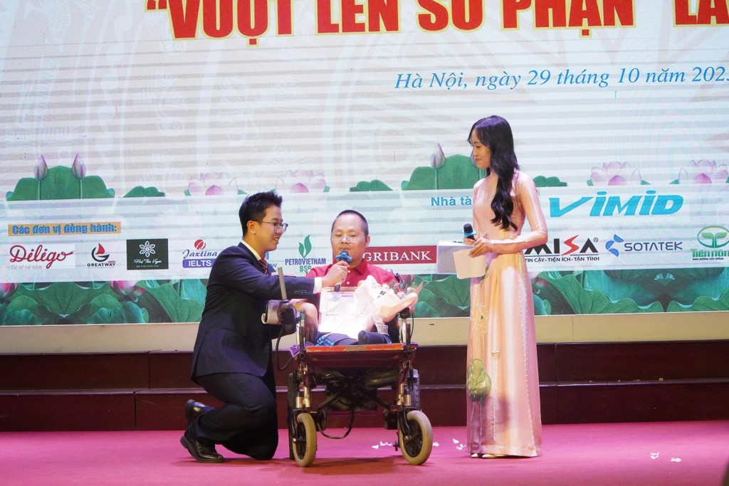 “Chuyện của Châu” giành giải Đặc biệt Cuộc thi viết “Vượt lên số phận” lần thứ VIII “Chuyện của Châu” giành giải Đặc biệt Cuộc thi viết “Vượt lên số phận” lần thứ VIII