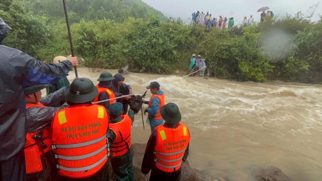 Các chiến sĩ của Đồn Biên phòng cửa khẩu Hồng Vân đã tổ chức cứu trợ cho thôn Ta Lo A Hố đang bị ngập lụt gây chia cắt Các chiến sĩ của Đồn Biên phòng cửa khẩu Hồng Vân đã tổ chức cứu trợ cho thôn Ta Lo A Hố đang bị ngập lụt gây chia cắt