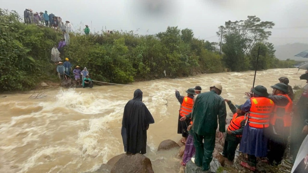 Do nước sông chảy xiết không thể tiếp cận, lực lượng chức năng đã sử dụng dây thừng và kéo ròng rọc tiếp tế lương thực cho bà con Do nước sông chảy xiết không thể tiếp cận, lực lượng chức năng đã sử dụng dây thừng và kéo ròng rọc tiếp tế lương thực cho bà con