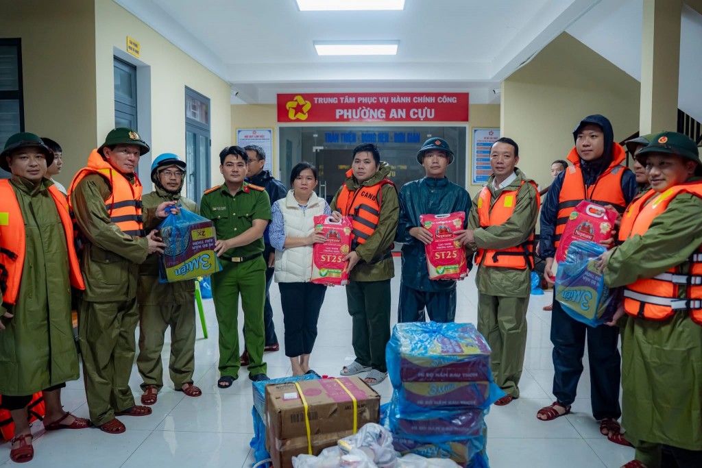 Chủ tịch UBND TP Huế Phan Thiên Định trao hỗ trợ lương thực cho phường An Cựu  Chủ tịch UBND TP Huế Phan Thiên Định trao hỗ trợ lương thực cho phường An Cựu