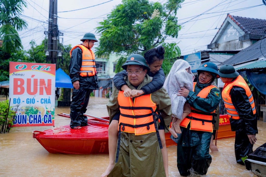 Các lực lượng hỗ trợ Nhân dân di chuyển đến nơi an toàn Các lực lượng hỗ trợ Nhân dân di chuyển đến nơi an toàn