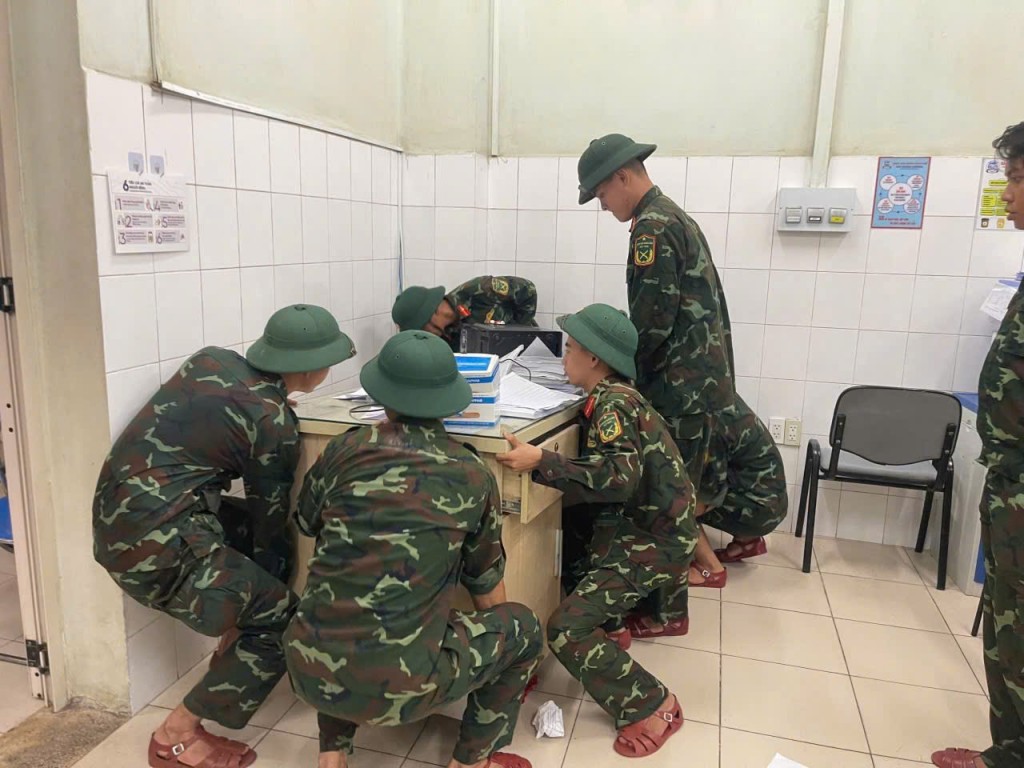 Vận chuyển trang thiết bị tại Bệnh viên Trung ương Huế lên vị trí an toàn Vận chuyển trang thiết bị tại Bệnh viên Trung ương Huế lên vị trí an toàn