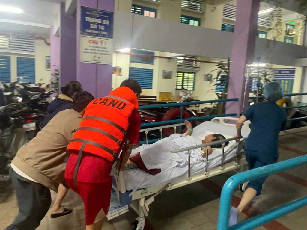 Lực lượng vũ trang phối hợp hỗ trợ giúp bệnh viện chủ động ứng phó mưa lũ, đưa người dân đi cấp cứu kịp thời  Lực lượng vũ trang phối hợp hỗ trợ giúp bệnh viện chủ động ứng phó mưa lũ, đưa người dân đi cấp cứu kịp thời