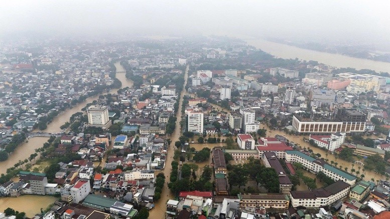 Nước lũ phủ kín các tuyến đường trung thành phố Huế - Ảnh: VGP/Lê Hoàng Nước lũ phủ kín các tuyến đường trung thành phố Huế - Ảnh: VGP/Lê Hoàng