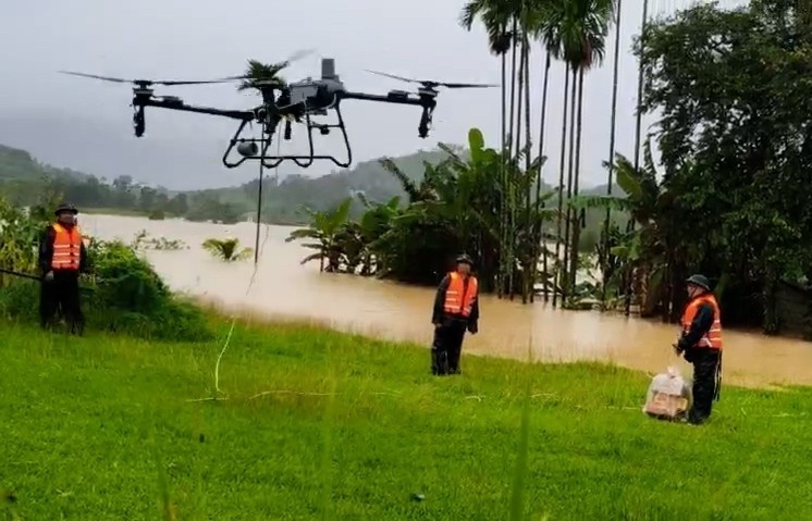 Đà Nẵng: Dùng máy bay không người lái cứu trợ người dân vùng lũ