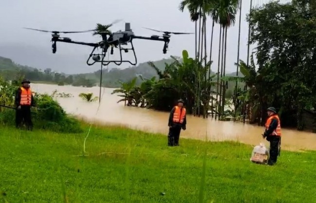 Đà Nẵng: Dùng máy bay không người lái cứu trợ người dân vùng lũ