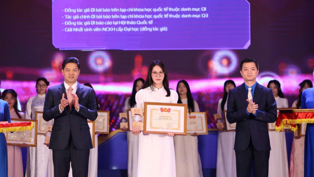 Các vị đại biểu trao phần thưởng tới Nữ sinh khoa học công nghệ Việt Nam  Các vị đại biểu trao phần thưởng tới Nữ sinh khoa học công nghệ Việt Nam