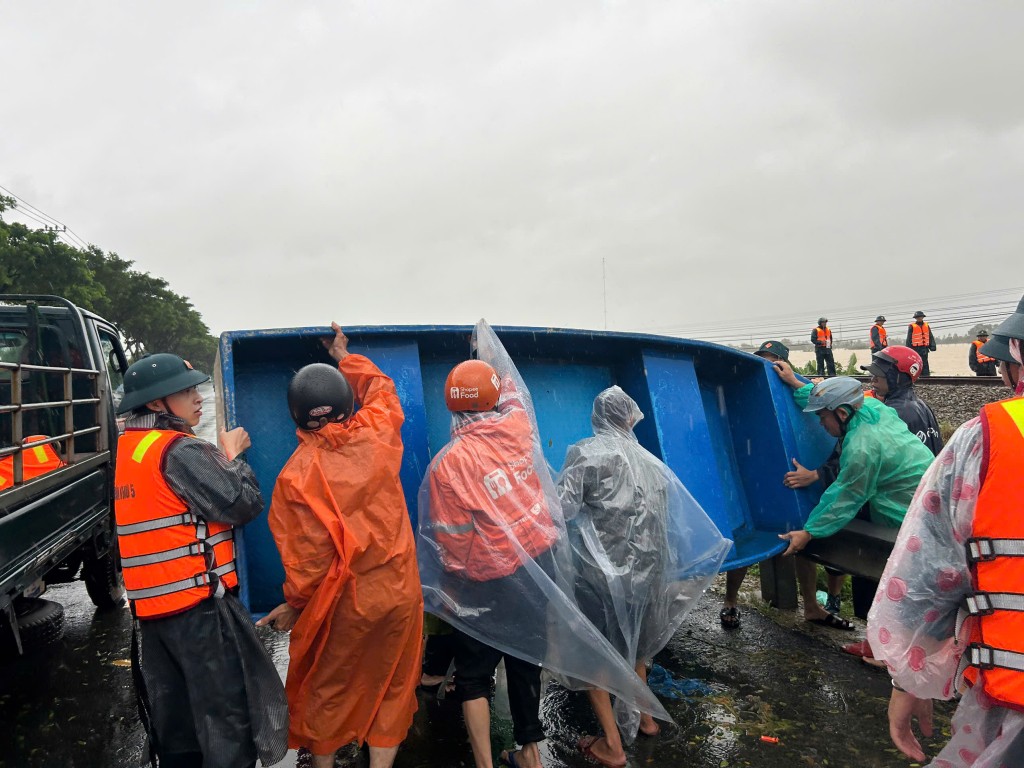 Lực lượng chức năng sử dụng các phương tiện chuyên dụng nỗ lực tiếp cận, đưa người dân thôn Tây An (phường Hòa Xuân) ra khỏi vùng cô lập (Ảnh Đ.Minh)