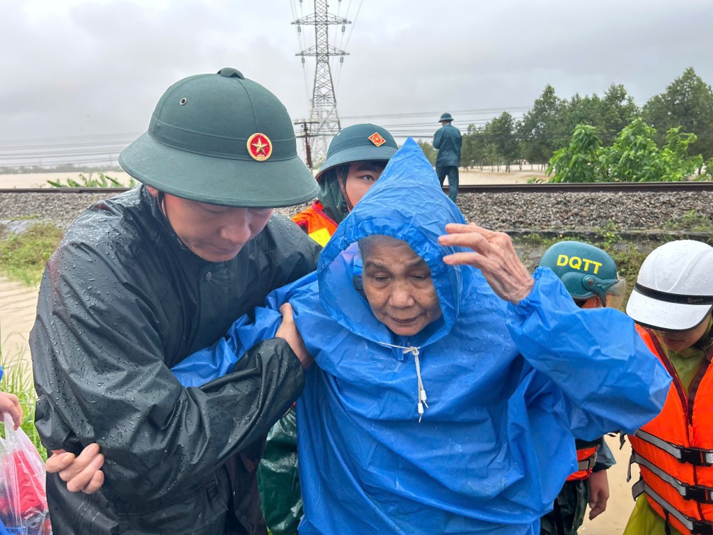 Các lực lượng chức năng đang căng mình khắc phục khó khăn, hỗ trợ, đảm bảo an toàn cho bà con vùng ngập lụt chia cắt (Ảnh Đ.Minh)