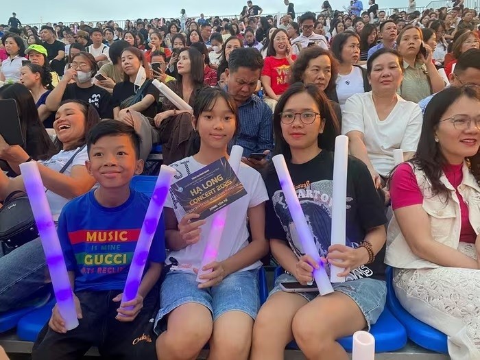 BTC phát Lightstick cho tất cả khán giả tới xem BTC phát Lightstick cho tất cả khán giả tới xem