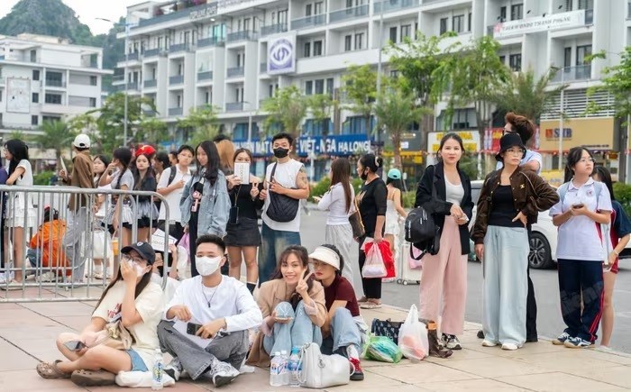 Mặc dù chương trình bắt đầu lúc 20h nhưng từ 15h đã có nhiều người xếp hàng để vào khán đài Mặc dù chương trình bắt đầu lúc 20h nhưng từ 15h đã có nhiều người xếp hàng để vào khán đài