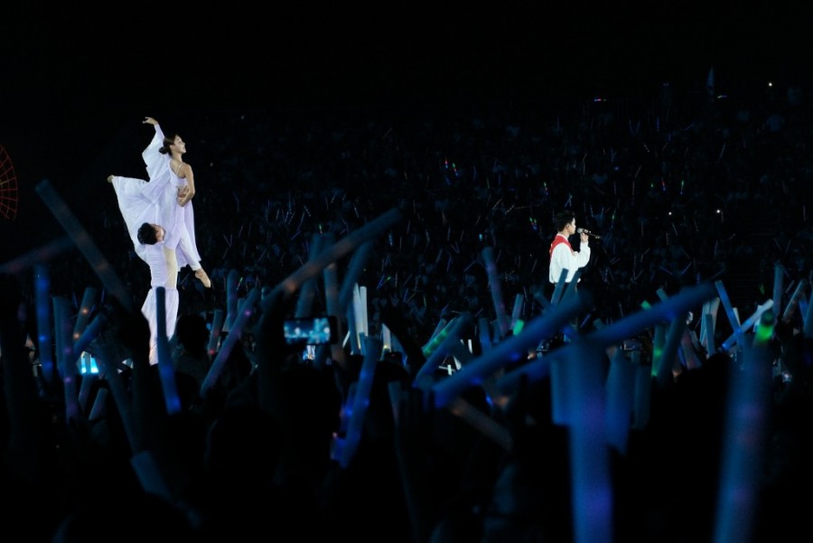 Khán giả hào hứng trước màn trình diễn của các nghệ sĩ. Khán giả hào hứng trước màn trình diễn của các nghệ sĩ.