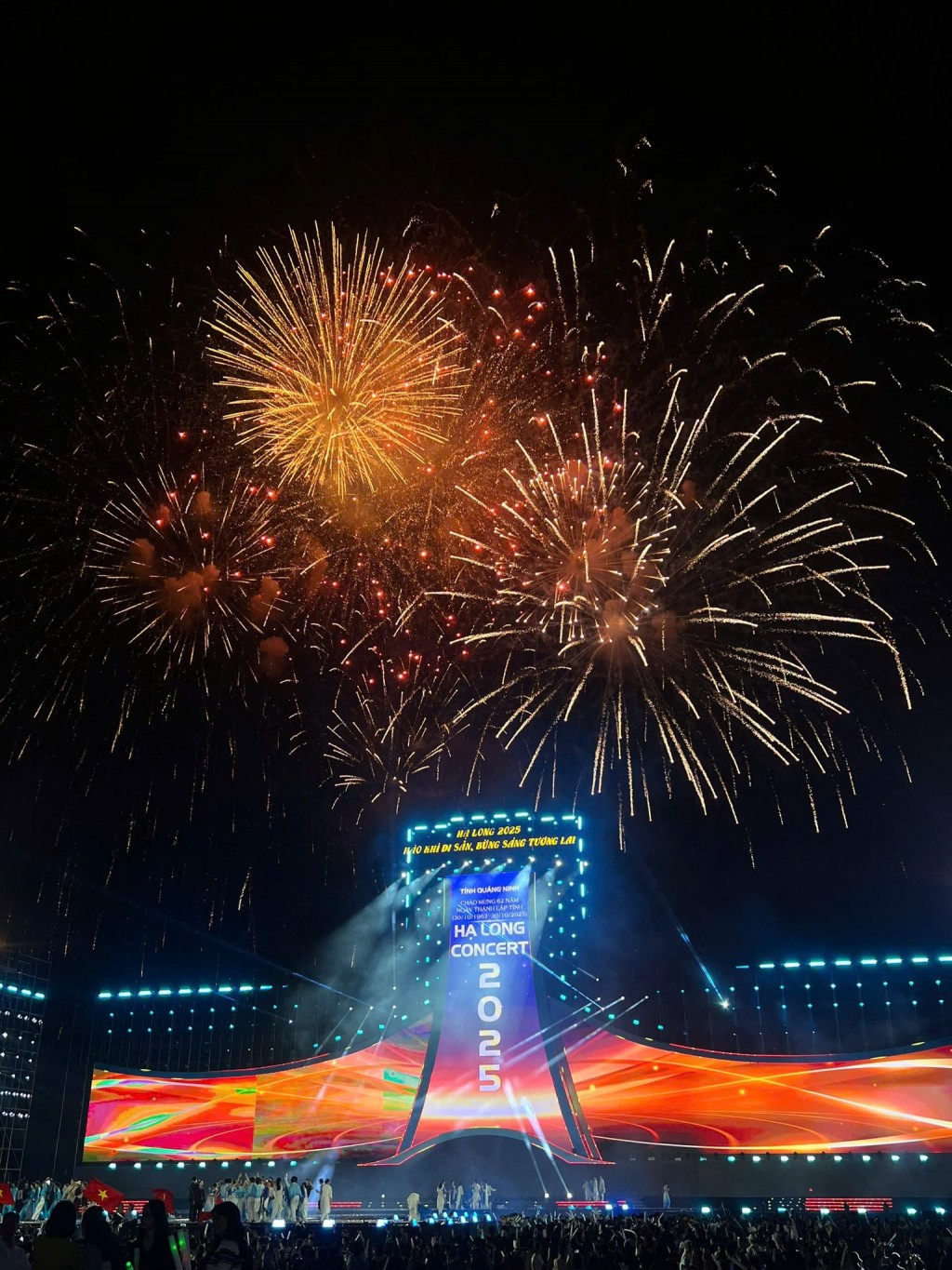 Màn pháo hoa tầm cao đầy rực rỡ khép lại một đêm nhạc hội đầy bùng nổ Màn pháo hoa tầm cao đầy rực rỡ khép lại một đêm nhạc hội đầy bùng nổ