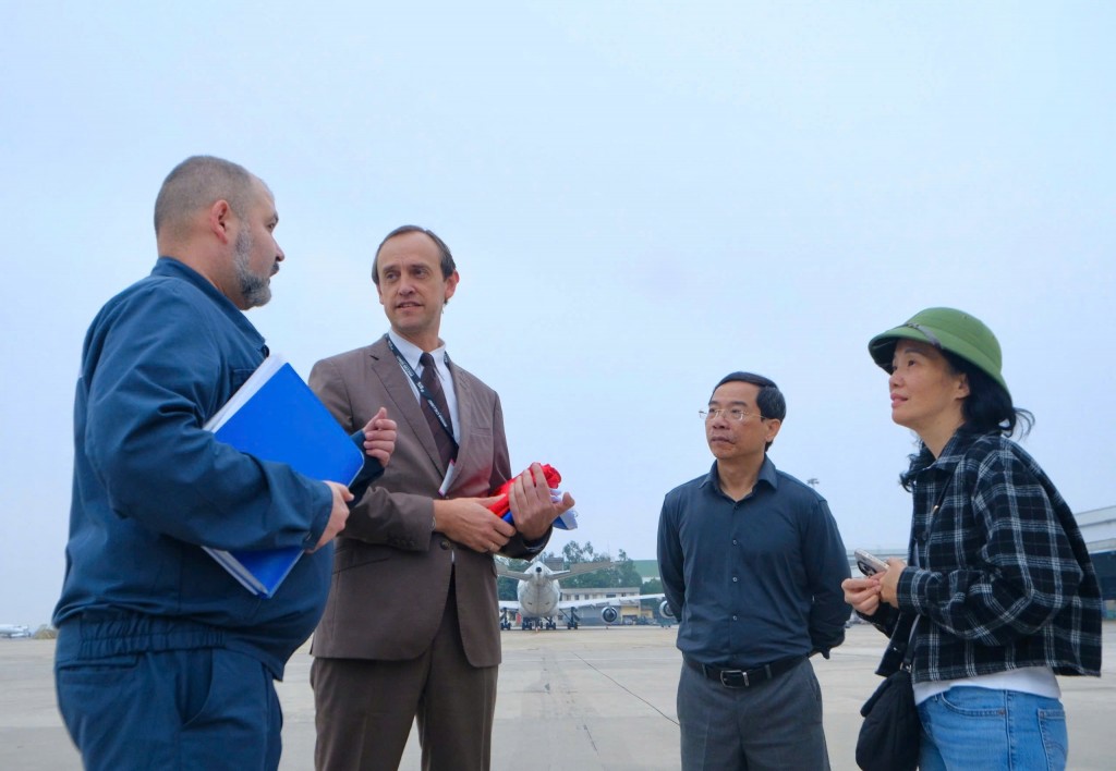 Tiếp nhận hàng viện trợ khẩn cấp của Liên bang Nga cho người dân thành phố Huế Tiếp nhận hàng viện trợ khẩn cấp của Liên bang Nga cho người dân thành phố Huế