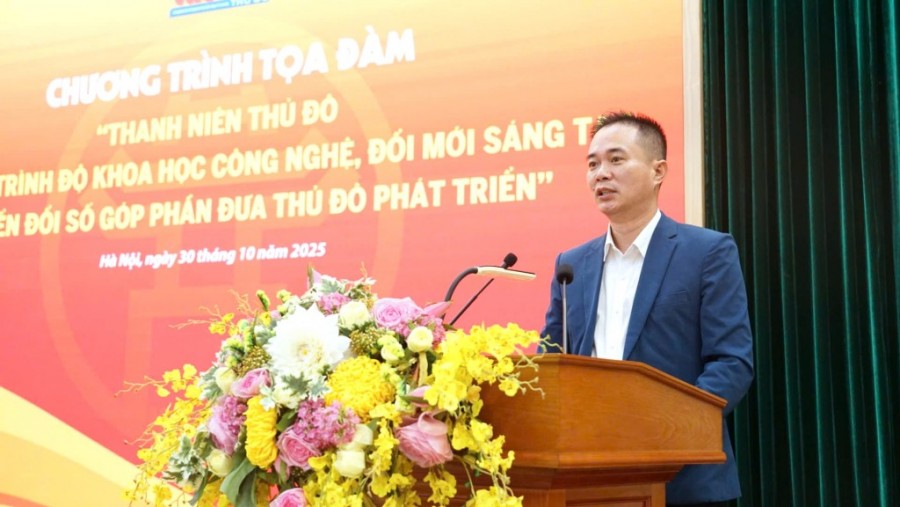 nhà báo Ngô Vương Tuấn - Phó Tổng Biên tập Báo Tuổi trẻ Thủ đô phát biểu khai mạc chương trình