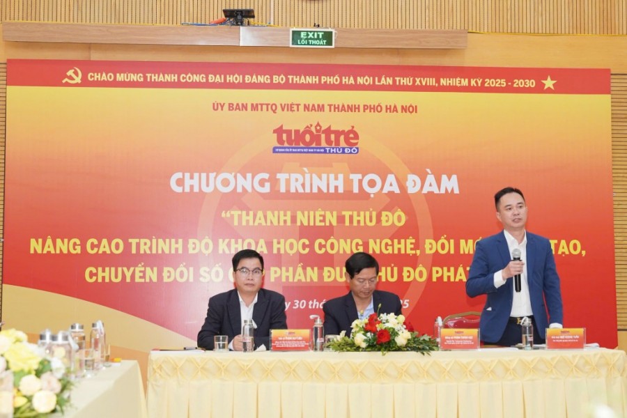 Các diễn giả trao đổi tại chương trình toạ đàm