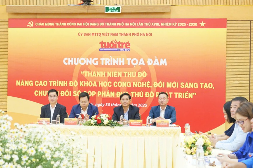 Các đồng chí chủ trì tọa đàm  Các đồng chí chủ trì tọa đàm