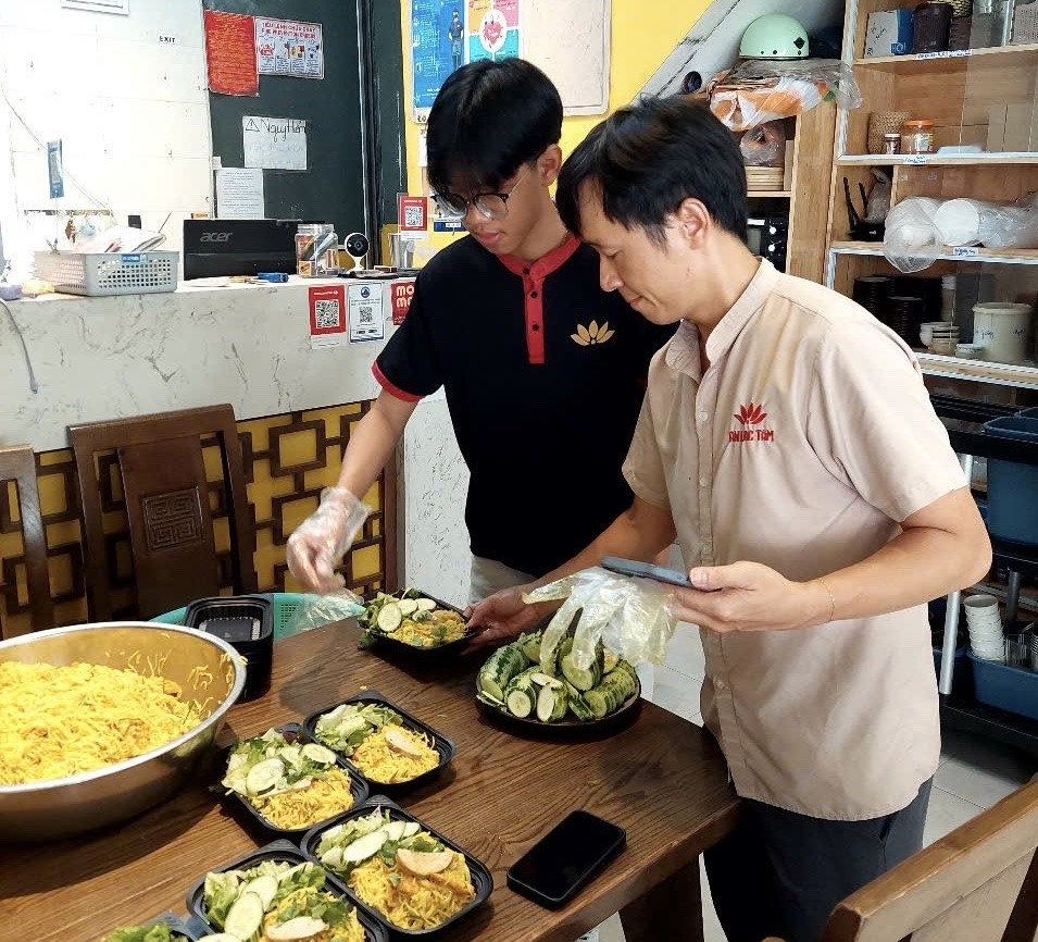 Khi nào rảnh, không có lịch học, Đạt thường xuyến đến nhà hàng để phụ việc