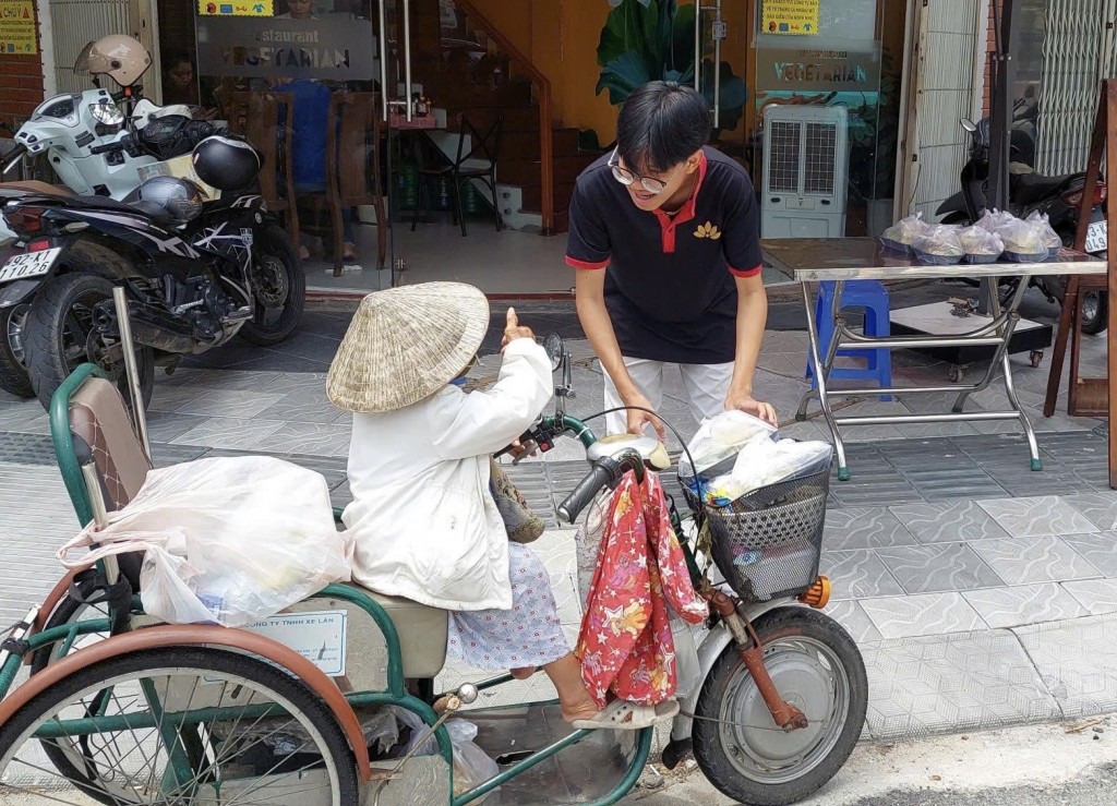 Hàng tháng, chay An Lạc Tâm tặng hơn 120 suất ăn miễn phí cho người có hoàn cảnh khó khăn