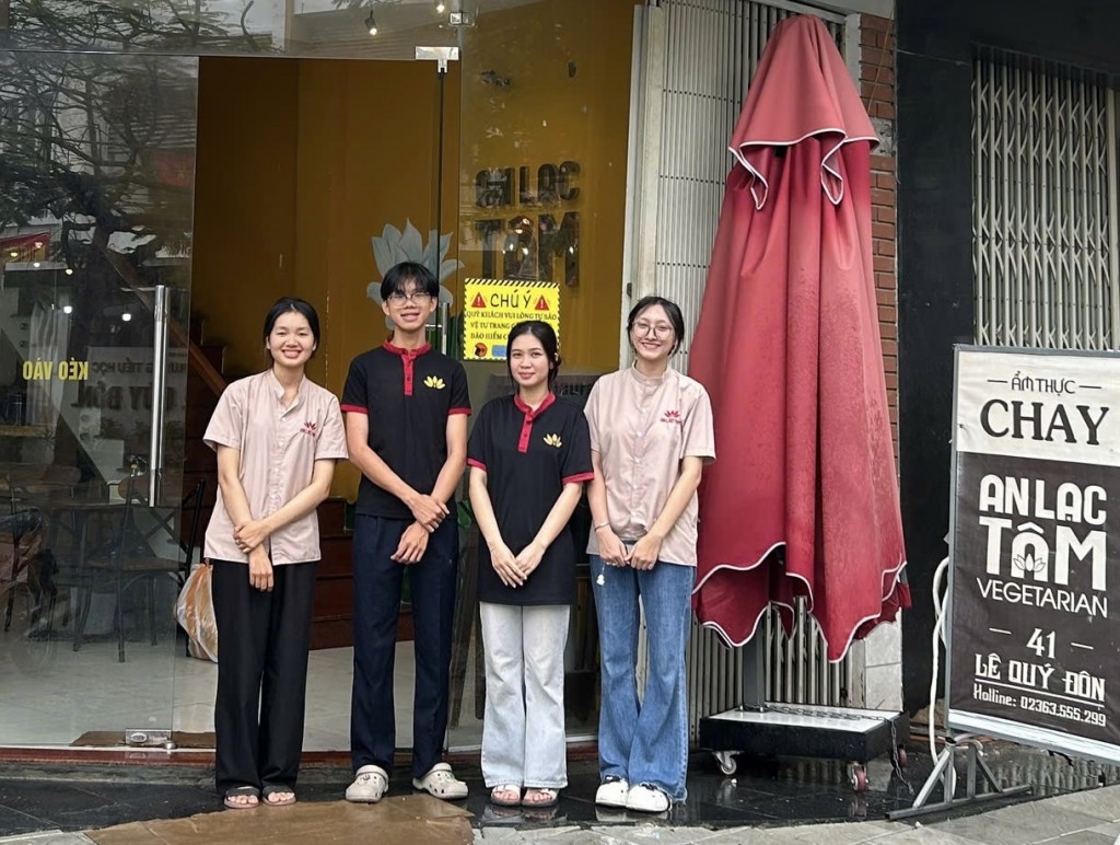 Bùi Nguyễn Tấn Đạt  hiện là nhà đồng sáng lập chi nhánh nhà hàng chay An Lạc Tâm