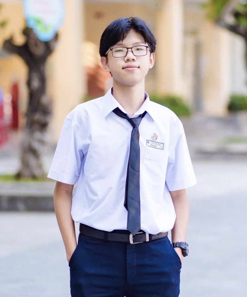 Bùi Nguyễn Tấn Đạt sở hữu thành tích học tập đáng nể, 3 năm liền là học sinh giỏi, đoạt huy chương vàng, bạc các kì thi Olympic Toán quốc tế 
