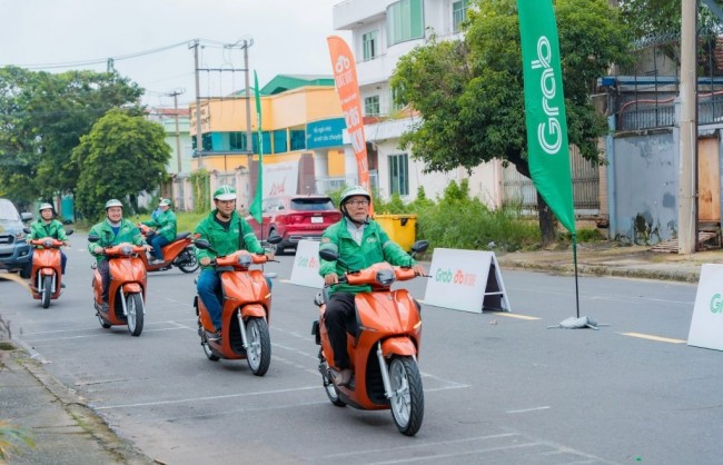 Grab Việt Nam và Dat Bike hợp tác hỗ trợ tài xế công nghệ chuyển đổi xanh