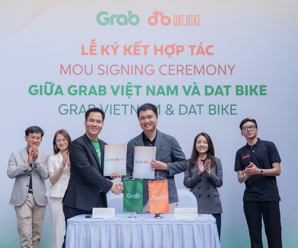 Đại diện Grab Việt Nam và đại diện Dat Bike ký biên bản thoả thuận hợp tác