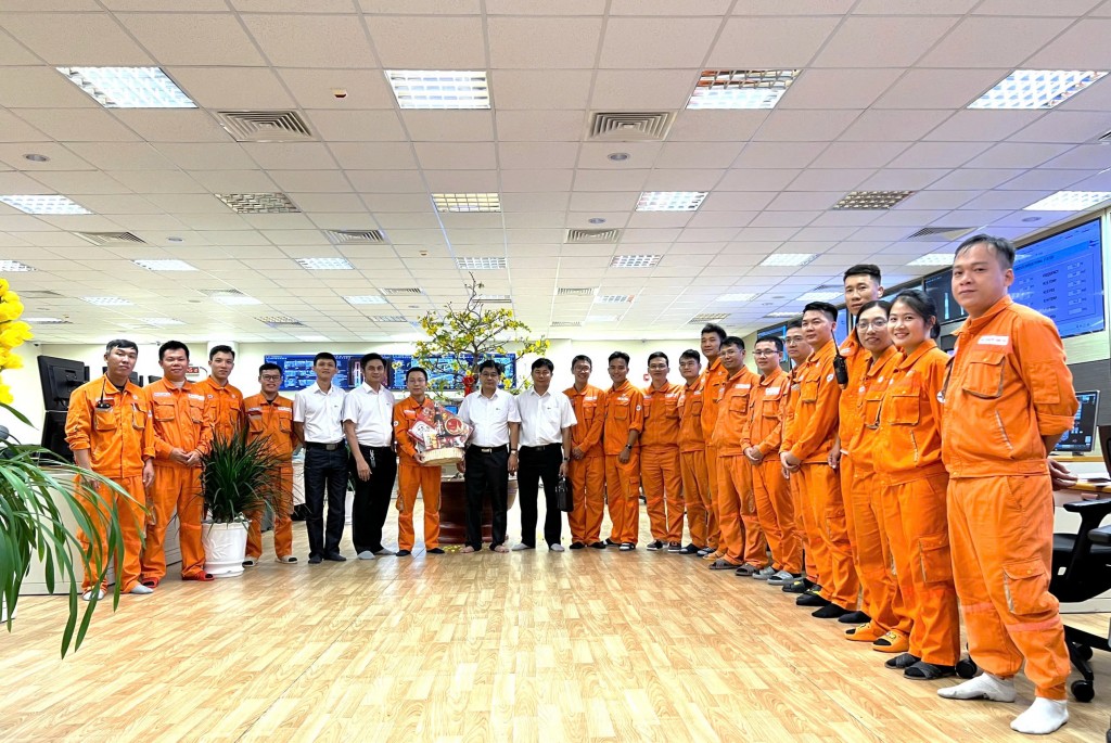 Chủ tịch Công đoàn Nhà máy Trần Ngọc Hưởng trực tiếp tới thăm hỏi, động viên người lao động trong đêm giao thừa Tết nguyên đán năm 2024