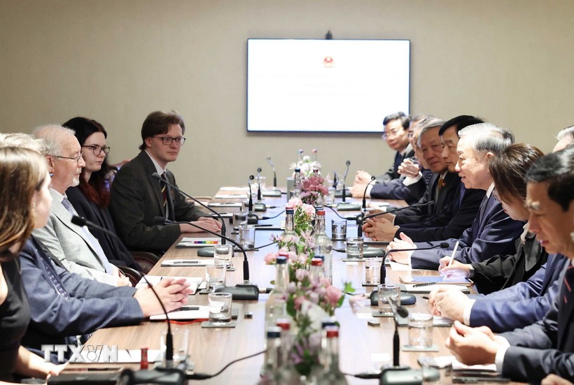 Tổng Bí thư Tô Lâm tiếp Tổng Bí thư Đảng Cộng sản Anh Robert Griffiths và các thành viên trong đoàn. (Ảnh: Thống Nhất/TTXVN)