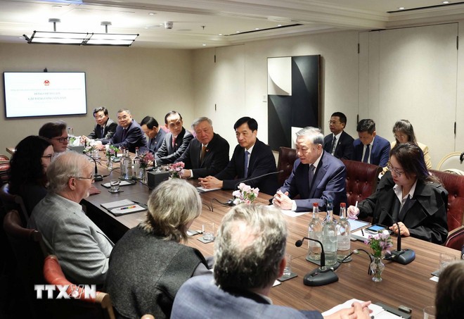 Tổng Bí thư Tô Lâm tiếp Tổng Bí thư Đảng Cộng sản Anh Robert Griffiths và các thành viên trong đoàn. (Ảnh: Thống Nhất/TTXVN)